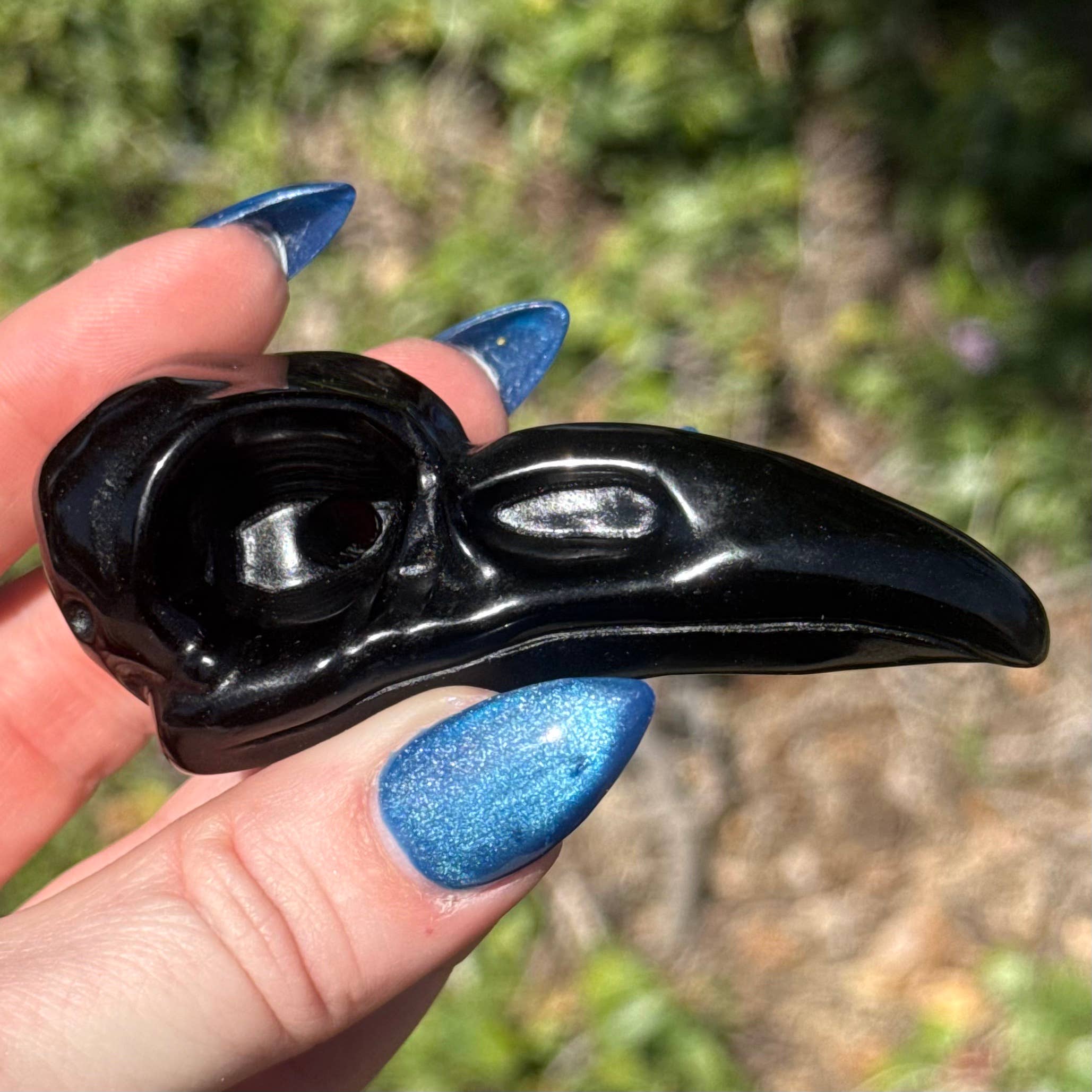 OBSIDIAN RAVEN SKULL CARVING