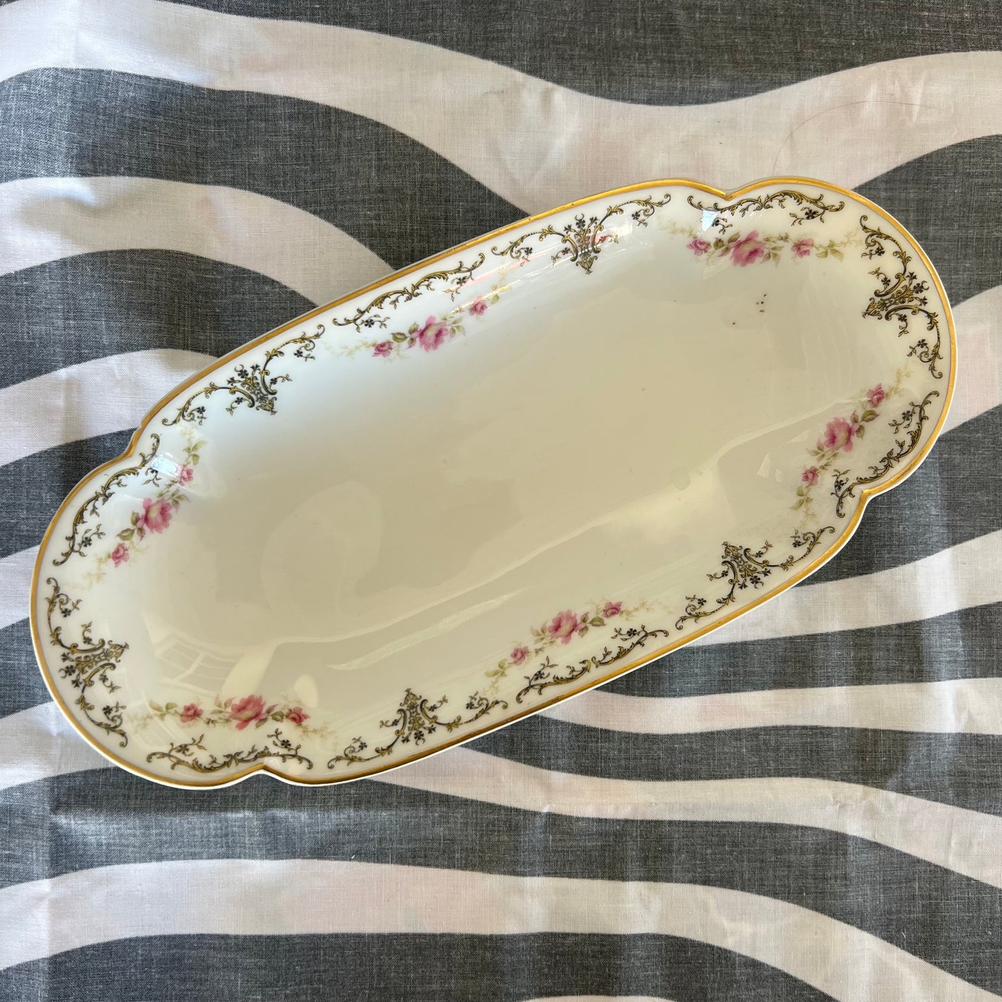 Hill of roses plate tray