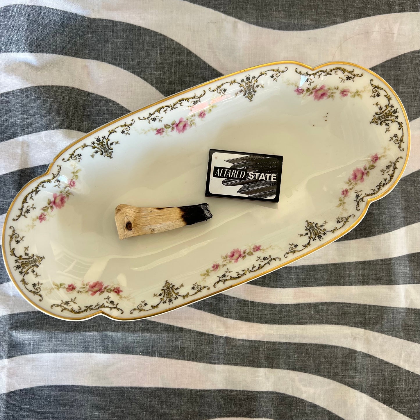 Hill of roses plate tray